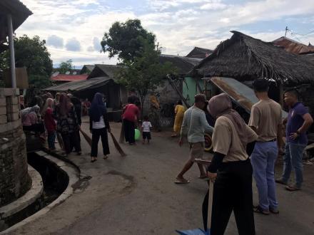 Kegiatan Gotong Royong dan pemeriksaan kesehatan oleh PKL Poltekes Mataram di Posyandu Dsn. Kr.Langu